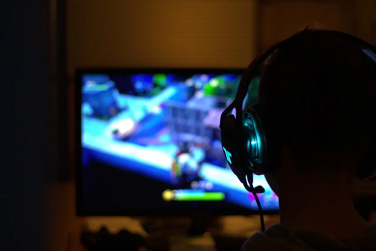 E-sportspiller foran skærm